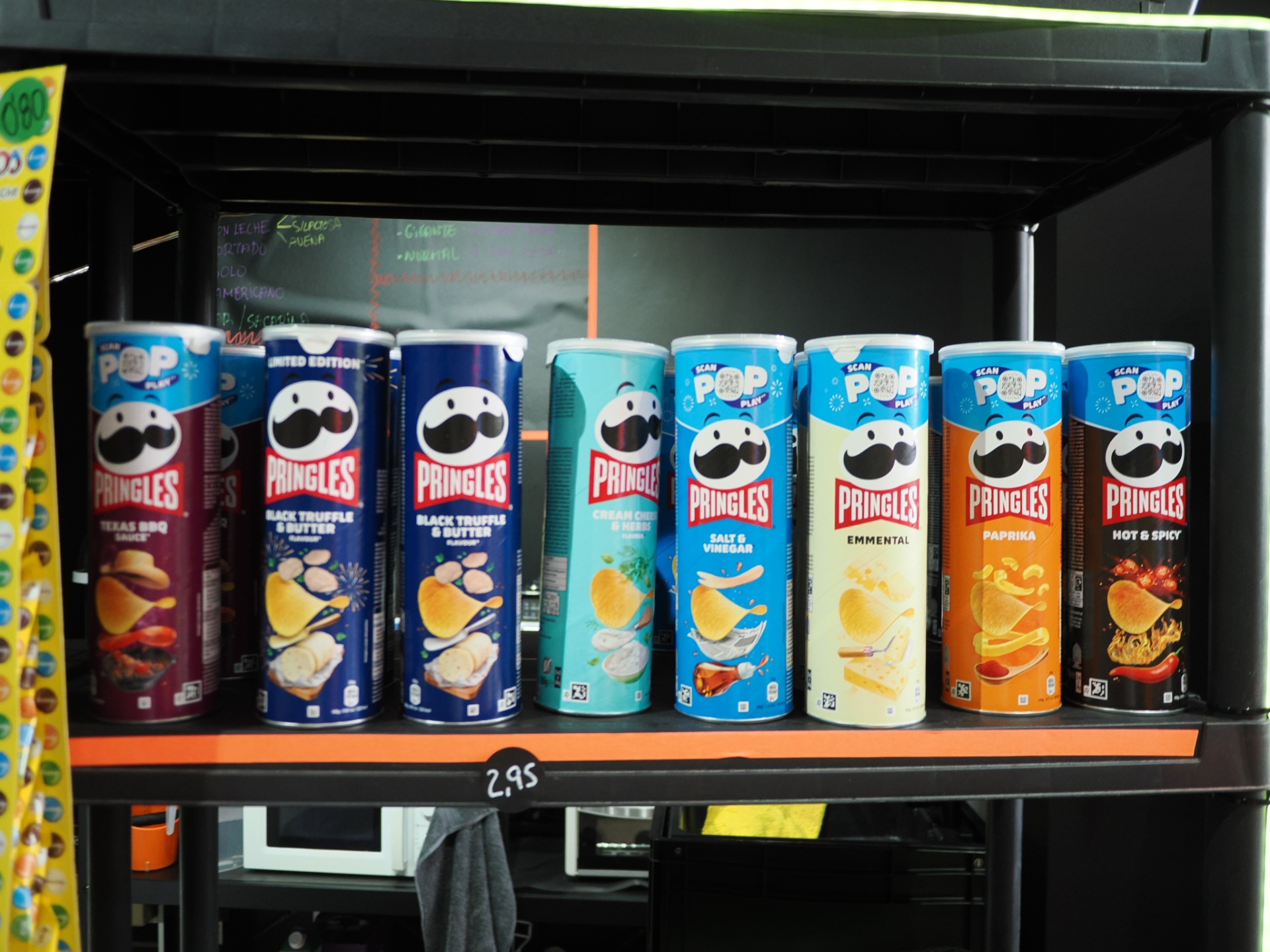Estantería de Pringles con sabores Texas BBQ, Black Truffle, Emmental y más